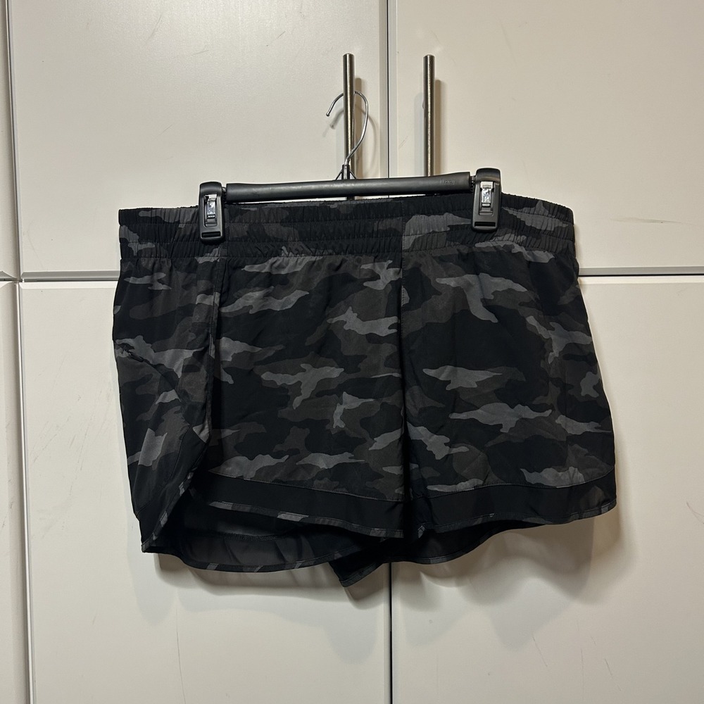 Athleta Printed Mesh Racer Run Short 4 Camo Black Grey XL